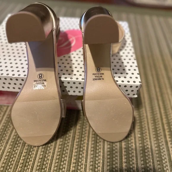 Womens Gold Ankle Strap Padded Carolyn Round Toe Block. Size 8. New - Picture 6 of 6